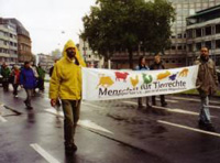 Foto: Viele Banner bei der Anti-Pelzdemo - Köln Pelzfrei 2003!