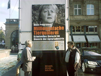 Christina Kremer aus Bergheim, Gerhard Schwarz aus M&uuml;nchen sowie Gerd und Trudi Straeten aus Pulheim, Mitglieder im Internet(z)werk f&uuml;r Tiere, bereiteten Dr. Angela Merkel bei ihrem Auftritt in K&ouml;ln einen "hei&szlig;en" Empfang und entlarvten sie als potentielle H&uuml;hnerqu&auml;lerin. 