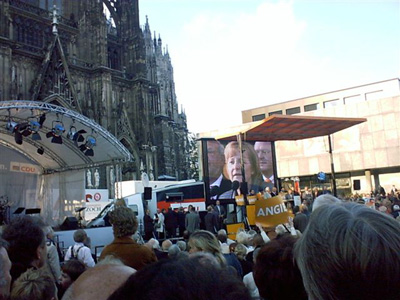 Foto: Angela Merkel in K&ouml;ln "Mein Programm: Millionenfache Tierqu&auml;lerei"